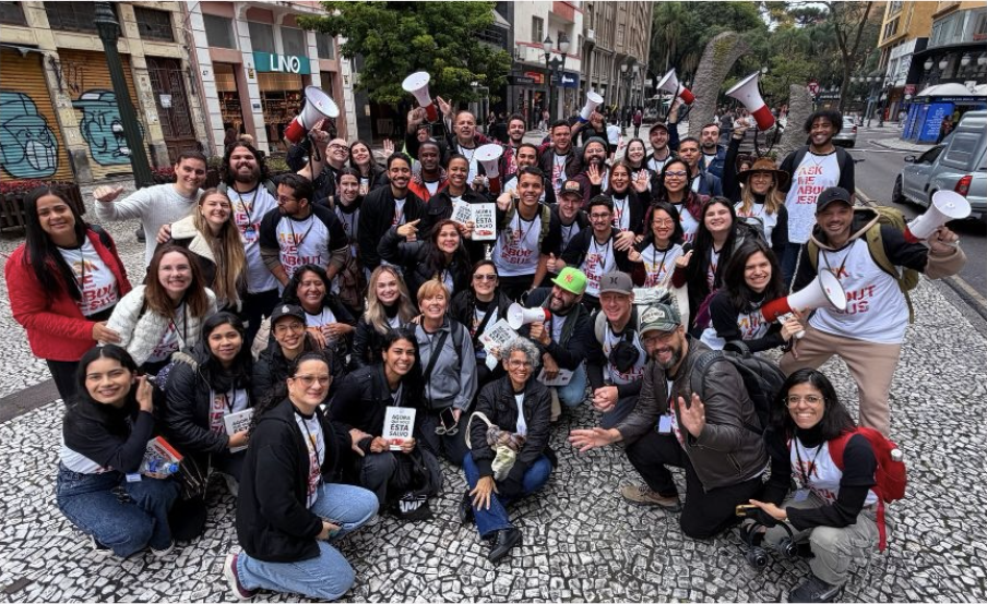 Equipe da Escola de Evangelismo reunida nas ruas